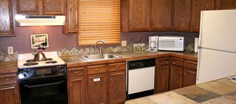 Comfortable 2 Bedroom, 3 Bath with River Views