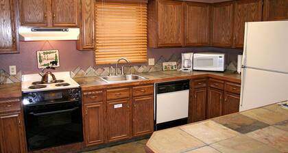 Comfortable 2 Bedroom, 3 Bath with River Views