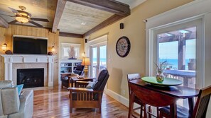 Smart TV, chimenea, reproductor de DVD y libros 