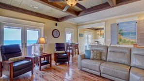 Smart TV, chimenea, reproductor de DVD y libros 