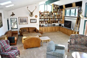 TV, fireplace, DVD player, books - Majestic Home In The Pines  (Flagstaff)