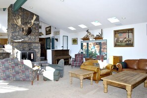 TV, fireplace, DVD player, books - Majestic Home In The Pines  (Flagstaff)