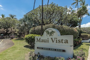 «Maui Vista» -nimikyltti, josta näkyy selkeästi osoite «2191 South Kihei Road» ja ympäröivä vehreä maisema.