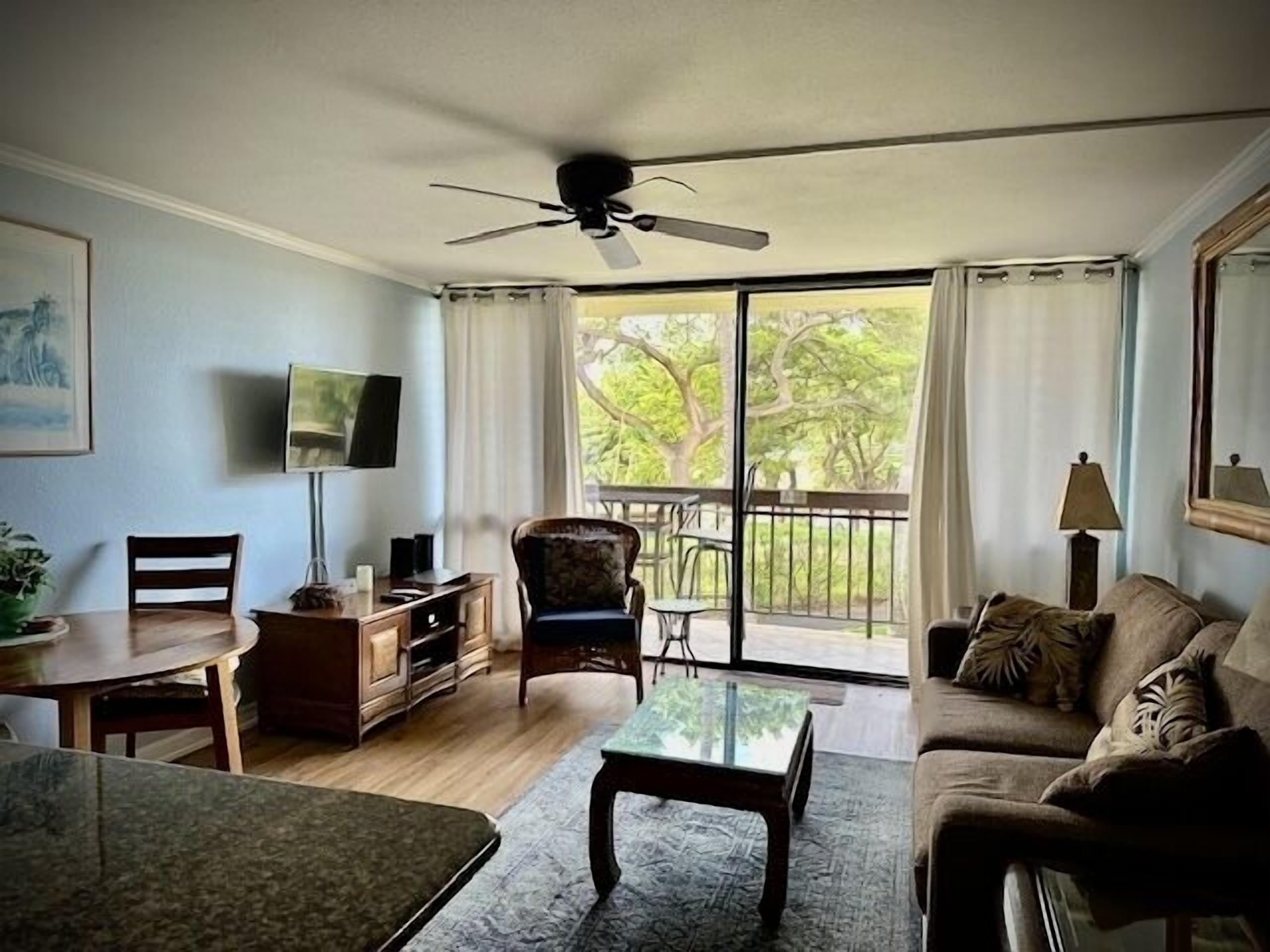 Fernseher, DVD-Player, Bücher, Stereoanlage