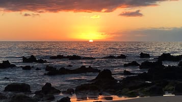 Playa en los alrededores, camastros y toallas de playa