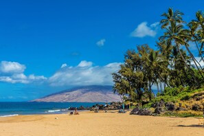 Beach nearby, sun-loungers, beach towels