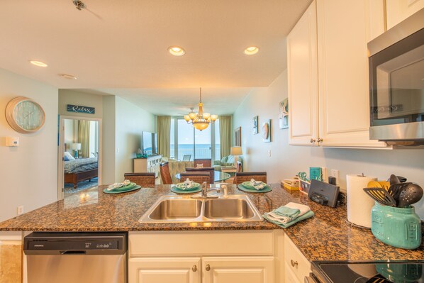 Coffee/tea maker, fridge, microwave, oven - Lighthouse 505 -Redecorated beach front, kid-friendly 2 King BR, 2 ba+ Bunk room (Gulf Shores)