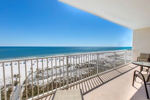 Property grounds - Lighthouse 505 -Redecorated beach front, kid-friendly 2 King BR, 2 ba+ Bunk room (Gulf Shores)