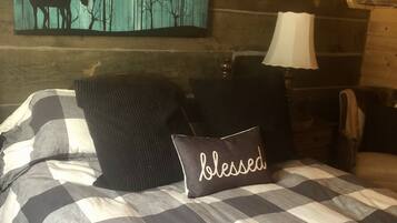 8 bedrooms, travel crib, WiFi, bed sheets