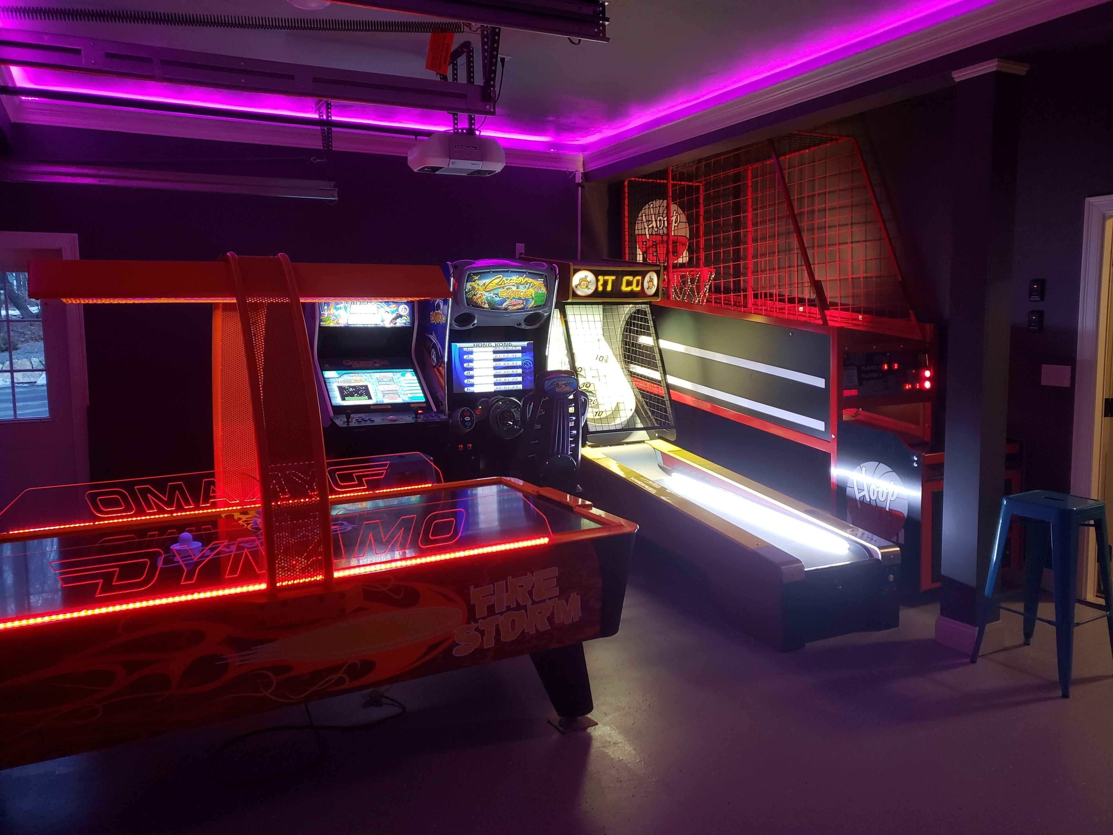 The Margarita House with Hot Tub, Arcade and Theatre. 5 minute walk to the beach