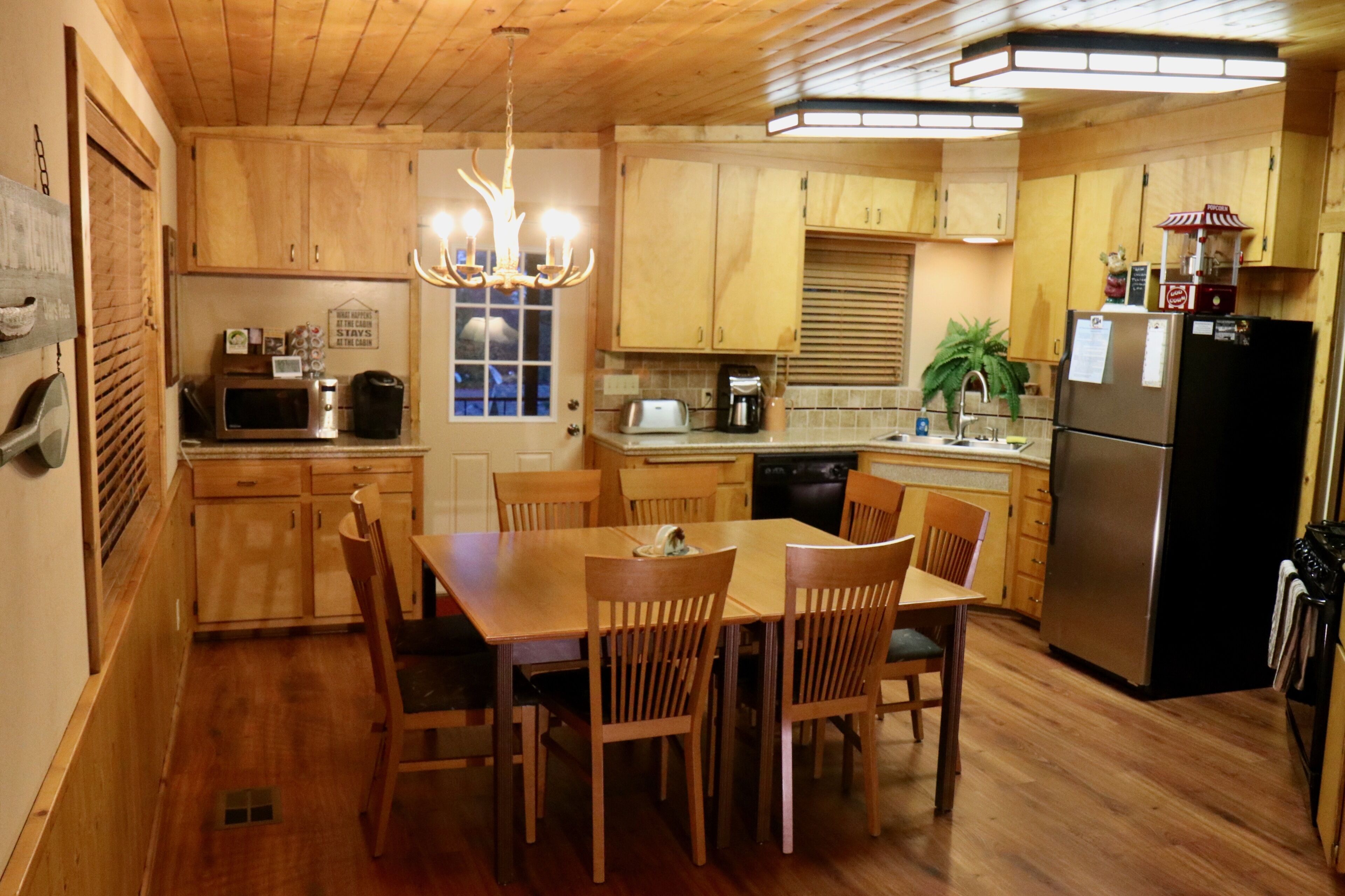 Yosemite National park (15 miles) / Bass Lake (1 mile) Cozy Cabin  w/ HOT TUB