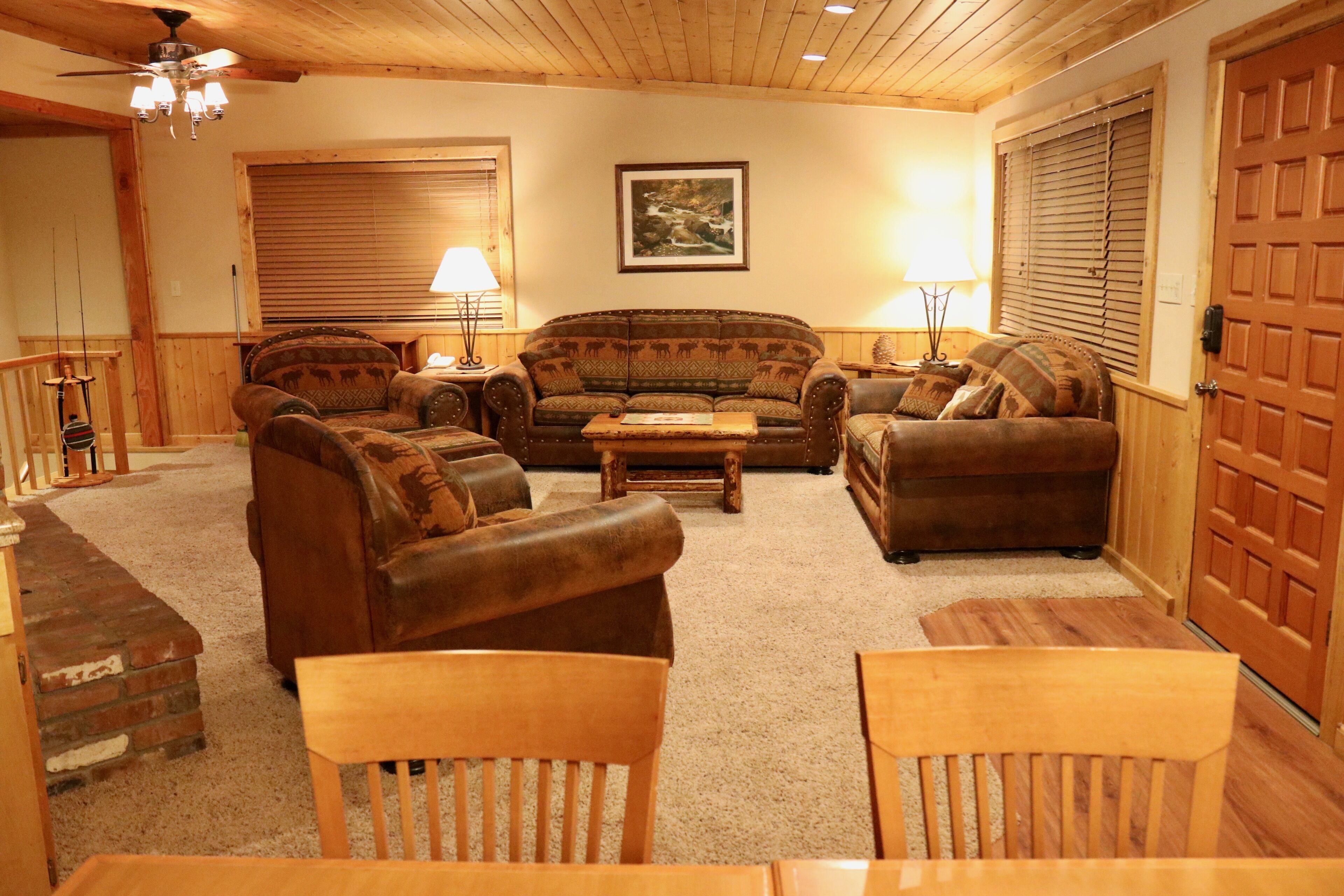 Yosemite National park (15 miles) / Bass Lake (1 mile) Cozy Cabin  w/ HOT TUB