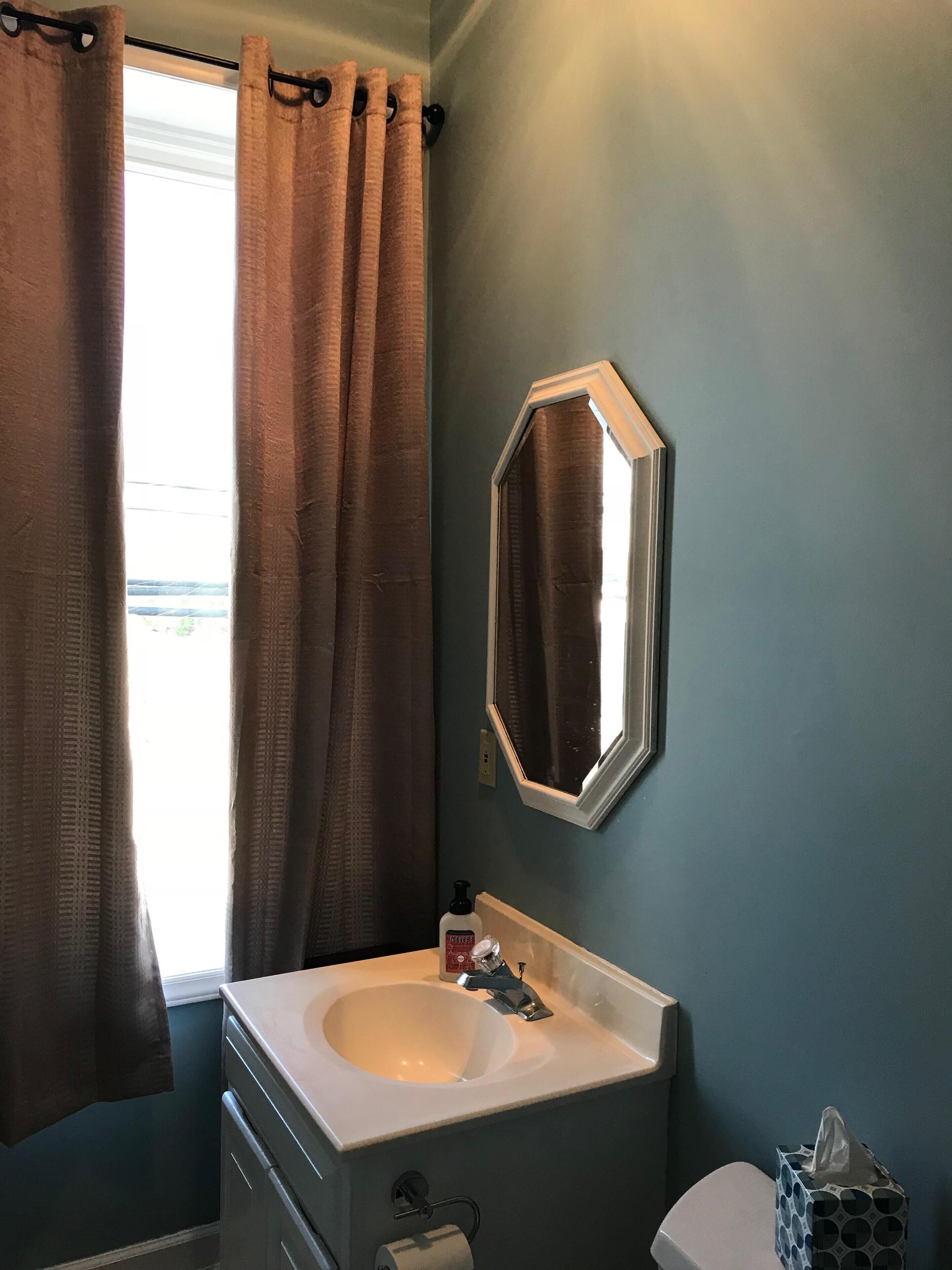 2BR, 2B DOWNTOWN 2nd Story Apartment Sleeps 6-Walk to Shopping, Dining, and Dock