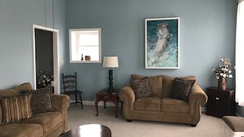 Een televisie, een dvd-speler, boeken en een filmbibliotheek