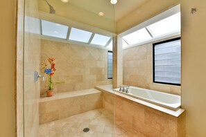 Badewanne, Haartrockner, Handtücher