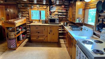 KylskÄp, mikrovÄgsugn, ugn och spishÀll