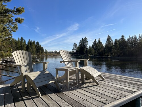 Blinn's Landing: Historic Riverfront Log Cabin, Dock & Mountain Views. Dogs OK!