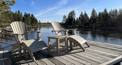 Blinn's Landing: Historic Riverfront Log Cabin, Dock & Mountain Views. Dogs OK!