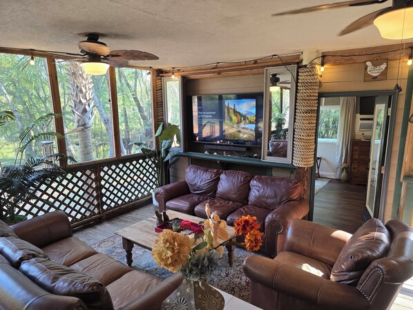 Smart TV, fireplace, Netflix, table football - River Front, Fishing, Kayaking, Boating, Tubing on the Edisto River (Ridgeville)