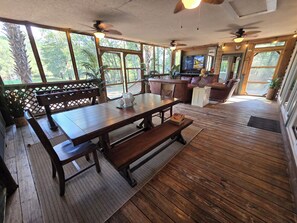 Dining - River Front, Fishing, Kayaking, Boating, Tubing on the Edisto River (Ridgeville)