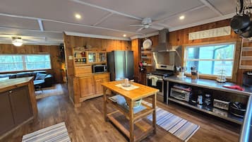 Geladeira, micro-ondas, fogão, cooktop