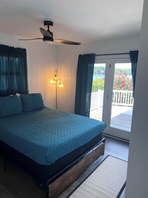 5 bedrooms, iron/ironing board, travel cot, free WiFi - Lake House with Dock, Pool, and Pet Friendly.  8 Minutes from Clemson. (Seneca)