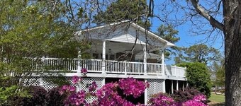 Lake House with Dock, Pool, and Pet Friendly. 8 Minutes from Clemson.