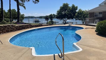 Una piscina al aire libre, una piscina climatizada