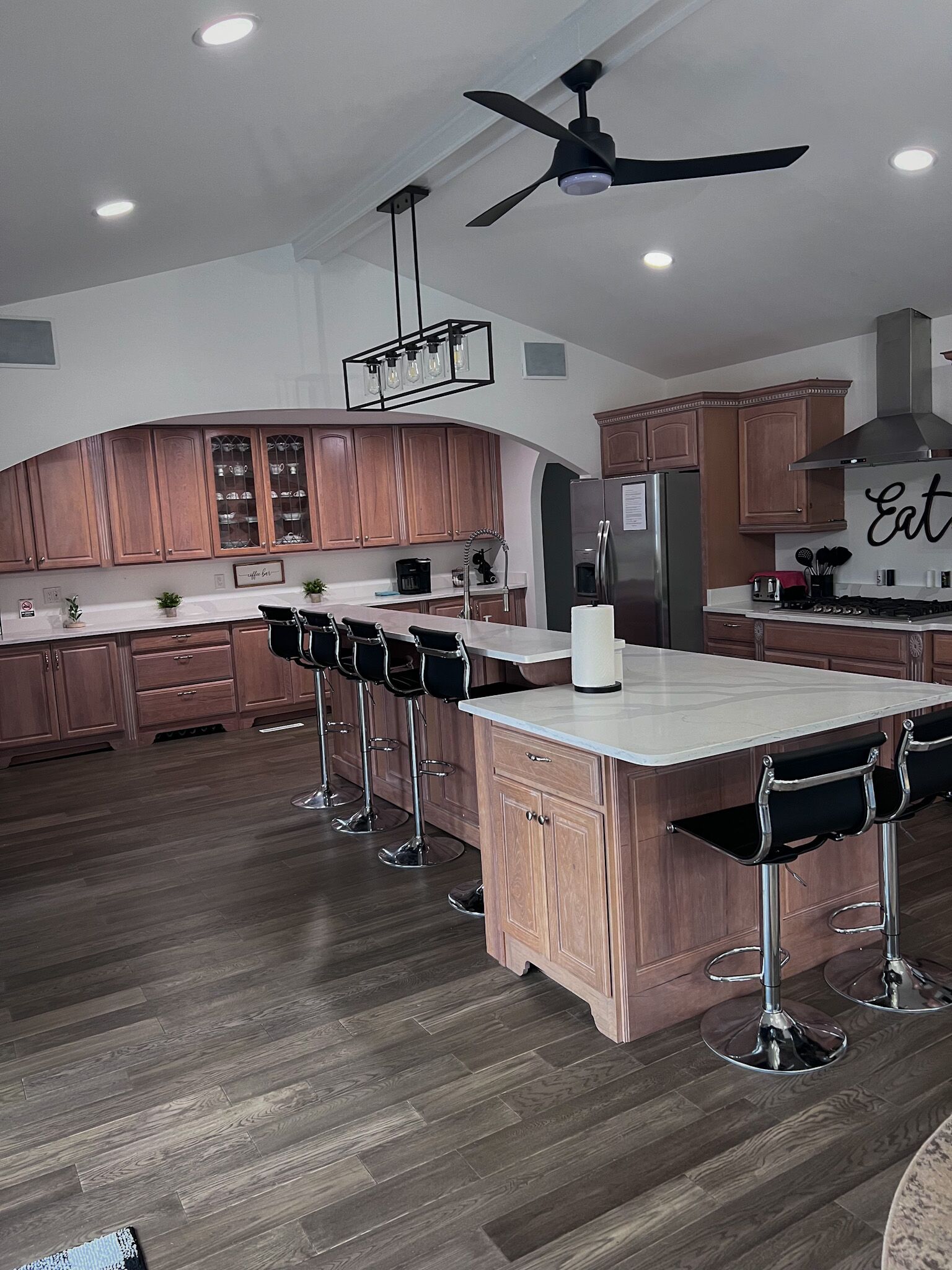 冷蔵庫、電子レンジ、オーブン、コンロ