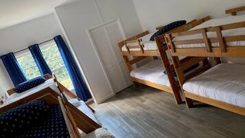 5 habitaciones, tabla de planchar con plancha y cuna de viaje