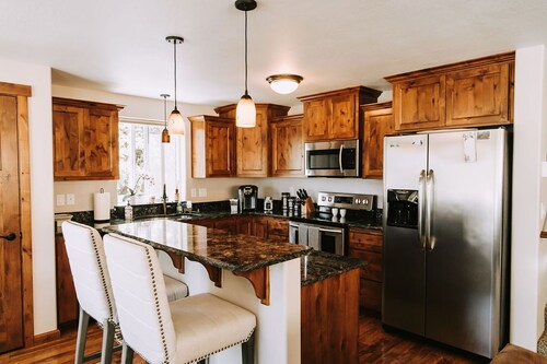The Madrone House, Country Getaway with Mountain Views and Fresh Air.