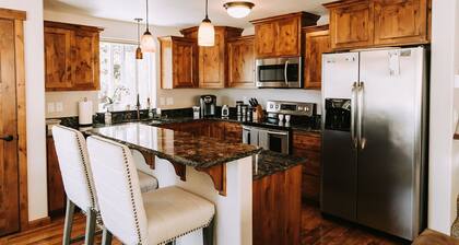 The Madrone House, Country Getaway with Mountain Views and Fresh Air.