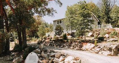 The Madrone House, Country Getaway with Mountain Views and Fresh Air.