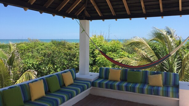 Ein überdachter Außenbereich mit Blick auf das Meer.