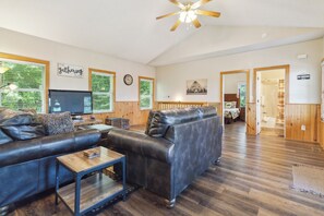 Smart TV, chimenea y videoteca 