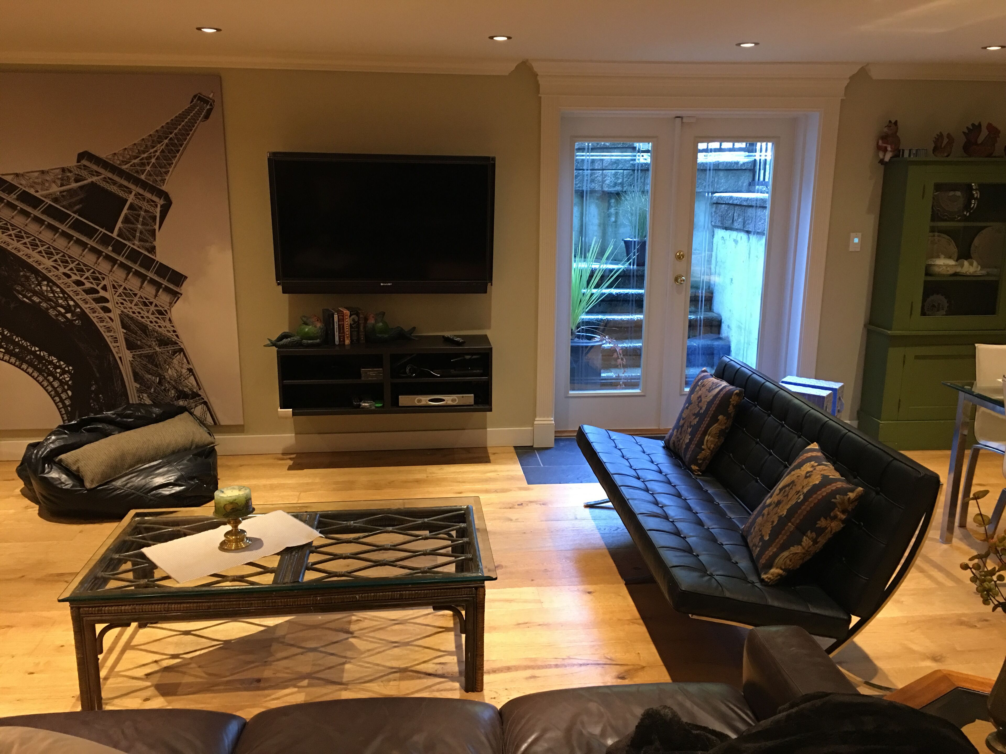 スマートテレビ、暖炉、DVD プレーヤー、書庫