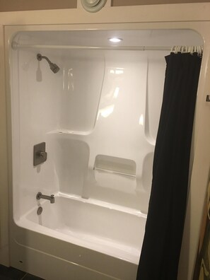 Haartrockner, Handtücher, Seife, Shampoo