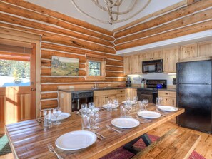 Fridge, microwave, oven, stovetop - Big Sky Vacation Rentals: PR Moose Ridge 5 (Big Sky)