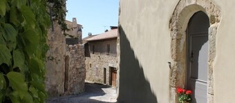 Spacious, light and beautifully renovated. A home from home for the discerning.