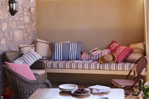 Interior - Spacious, light and beautifully renovated. A home from home for the discerning. (Caunes-Minervois)