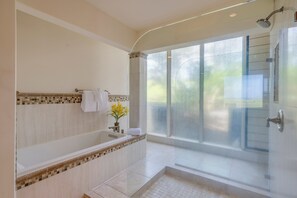 Baignoire, sèche-cheveux, serviettes fournies