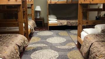 5 quartos, ferros/tábuas de passar roupa, Wi-Fi, roupa de cama