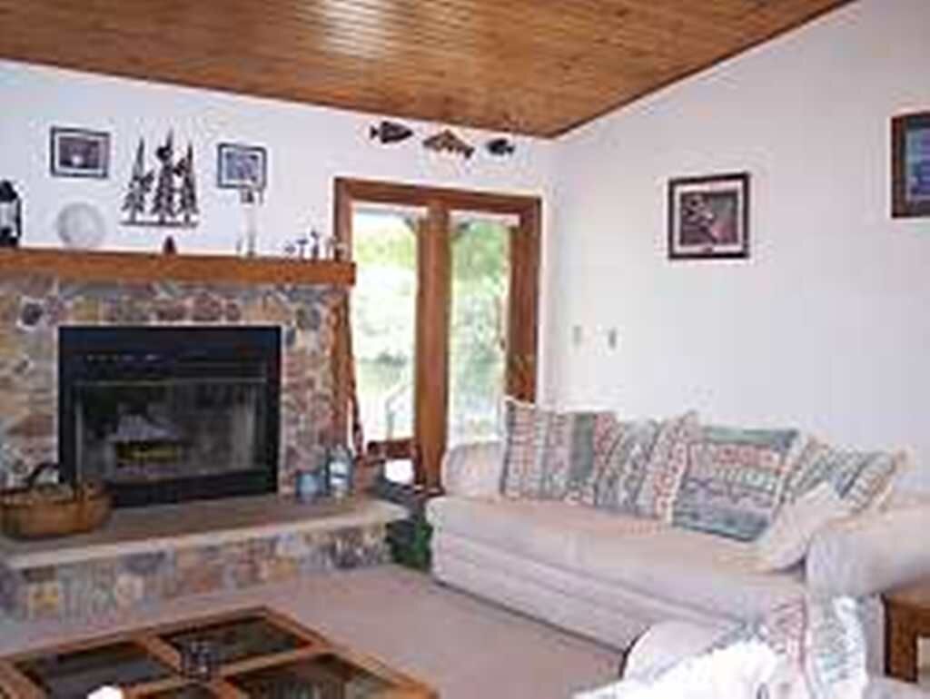 Tall Pines Lodge- Cottages On Serenity Lake- Sitting on 80 Acres Of Wildlife!