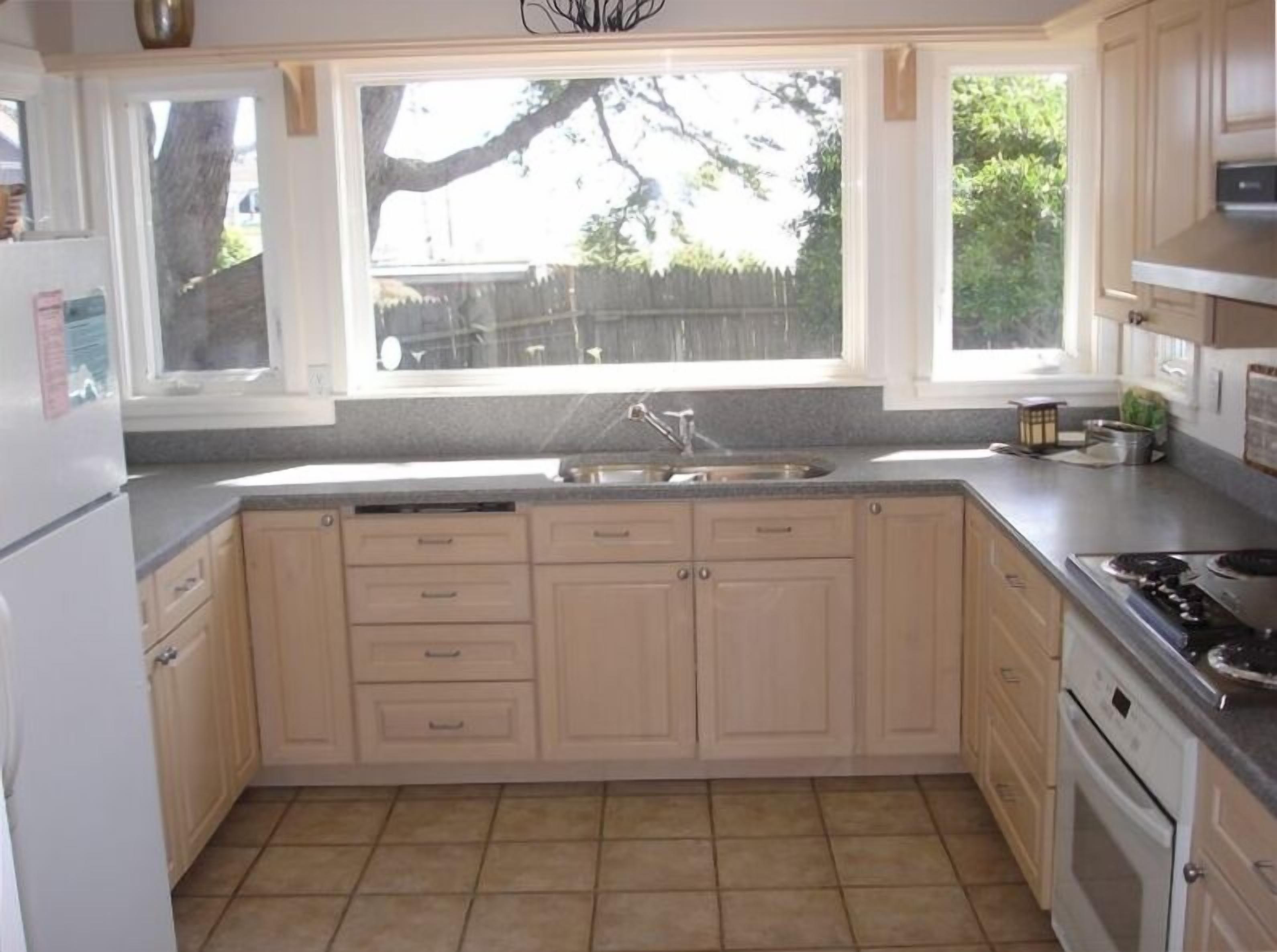 Spectacular Beach House Retreat - Renovated 2023 - 100 yards to the Beach