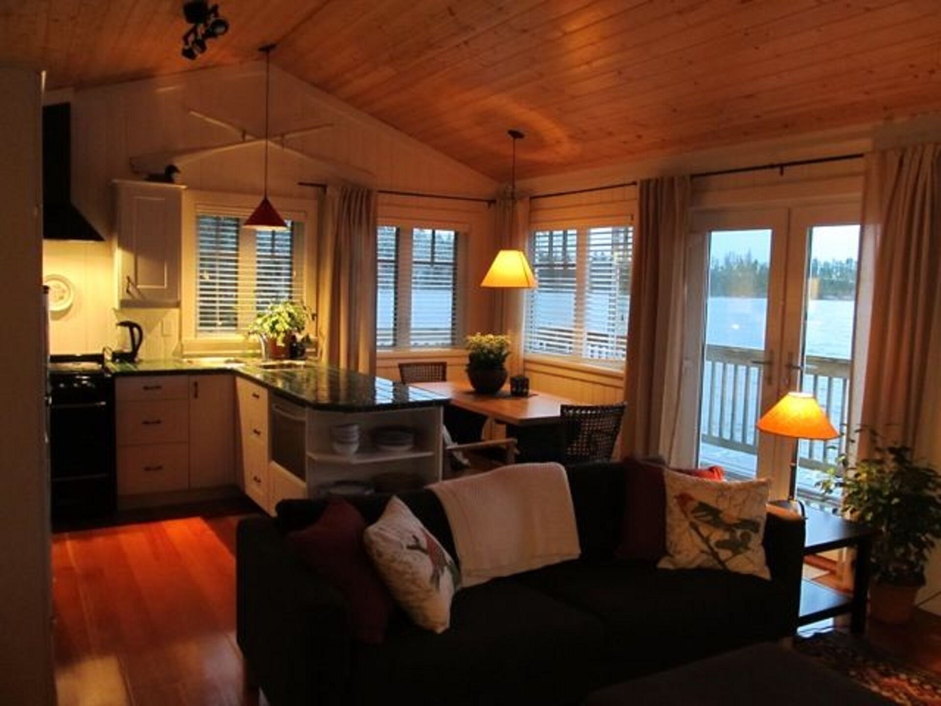 Welcoming Eco-Friendly Oceanfront Cottage on Sunshine Coast