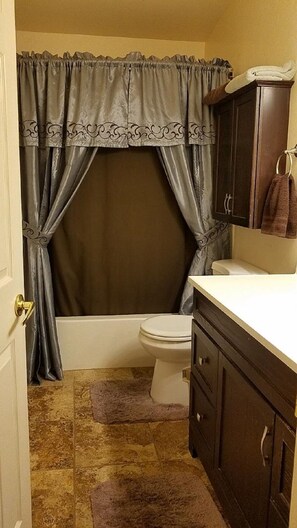 Bañera con ducha, secador de pelo, toallas, jabón