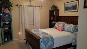 3 habitaciones, escritorio, tabla de planchar con plancha y wifi gratis