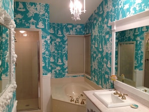 Bathtub, hair dryer, towels, soap - Amelia Island Summer Beach Village Home with Private Pool & Steps to the Ocean (Fernandina Beach)