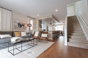 Smart TV, fireplace, DVD player - 
Townhome with Stunning Views & Modern Finishes (Missoula)