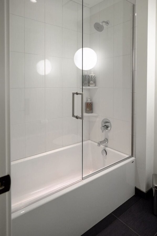 A modern bathroom with a glass-enclosed shower and a standalone bathtub. - Bluebird Day - Stargazer: Spacious 4BR home in Bend with hot tub, perfect for family getaways! (Bend)